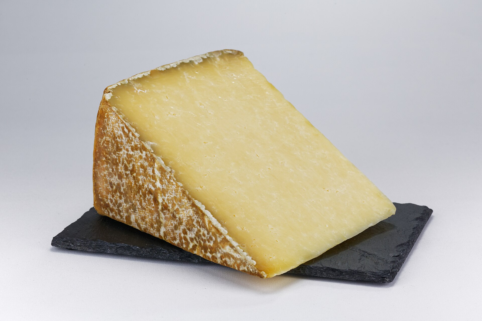Cantal : Fromage AOP Cantal, photo fromage à pâte pressée non cuite
