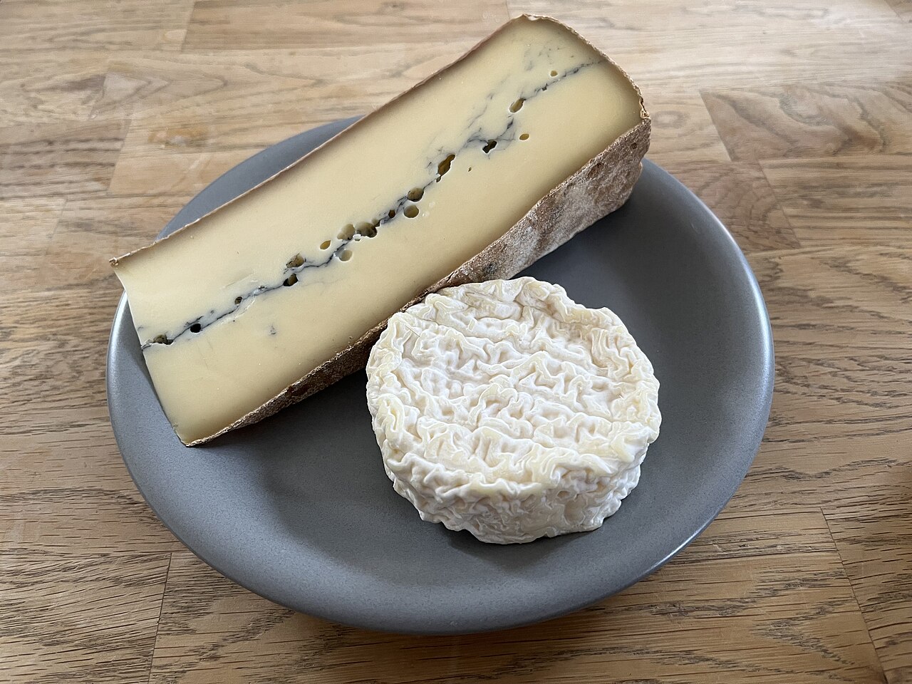 Morbier : Fromage AOP Morbier, photo fromage jurassien à la couche de cendre
