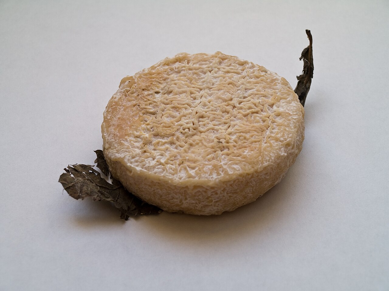 Mothais sur feuille : Fromage AOP Mothais sur feuille, photo fromage de chèvre sous feuille