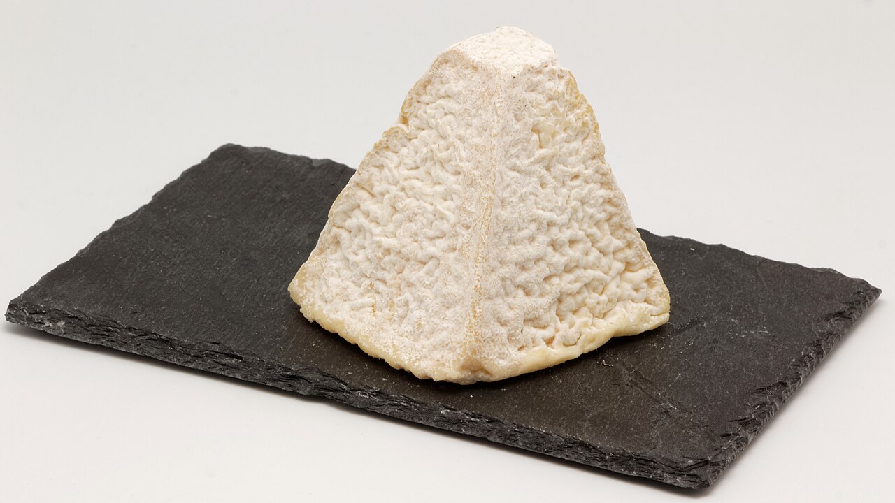 Pouligny-Saint-Pierre : Fromage AOP Pouligny-Saint-Pierre, photo fromage pyramidal de chèvre