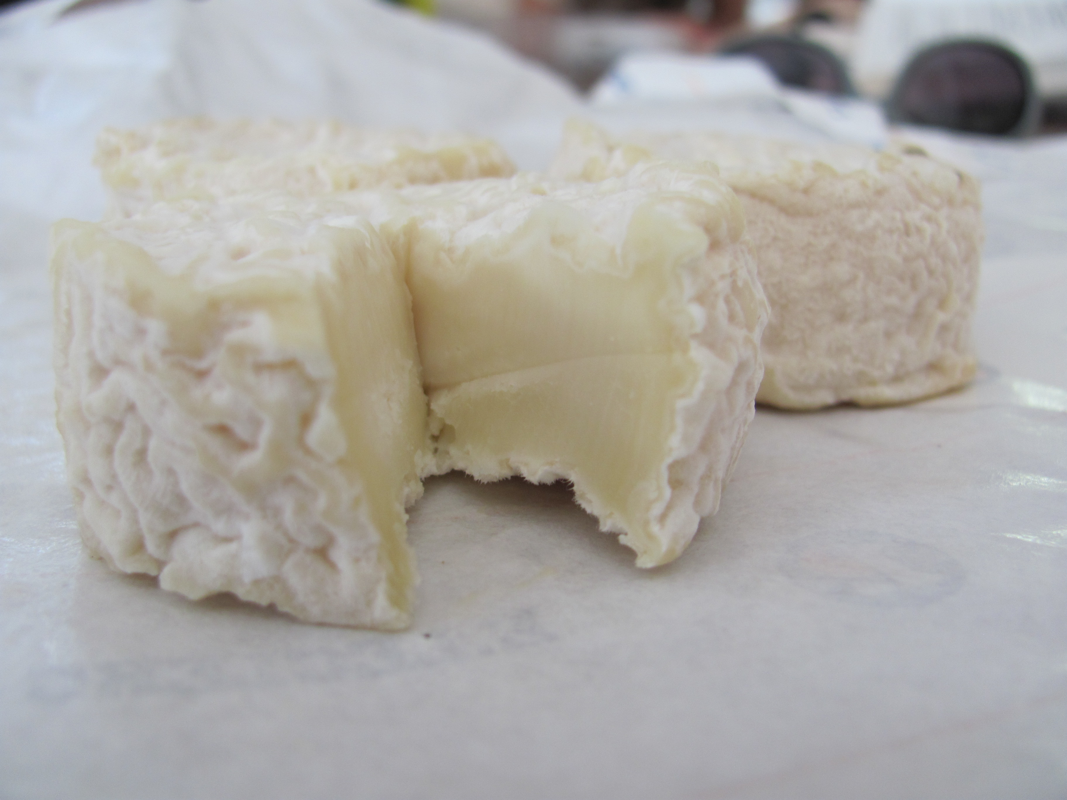 Rigotte de Condrieu : Fromage AOP Rigotte de Condrieu, photo petit fromage de chèvre lyonnais