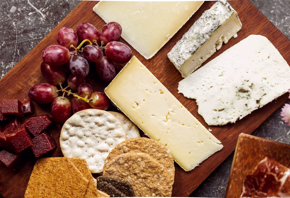 Plateau de fromage AOP accessible pour composer un premier plateau français